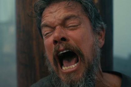 Matt Damon nei panni di Ulisse in Odissea di Christopher Nolan durante una scena ambientata negli Inferi