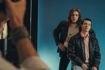 Elia Nuzzolo e Matteo Oscar Giuggioli nella serie Nord Sud Ovest Est sugli 883