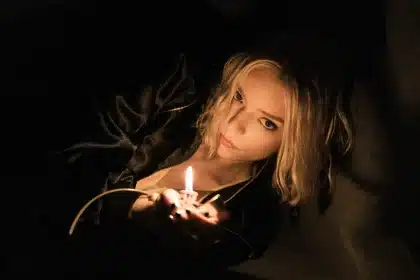 Anya Taylor-Joy interpreta una truffatrice in fuga nella serie Lucky di Apple TV