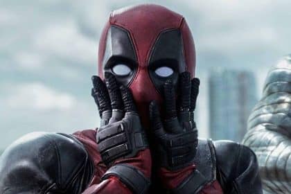 Ryan Reynolds nei panni di Deadpool con il costume rosso nel Marvel Cinematic Universe