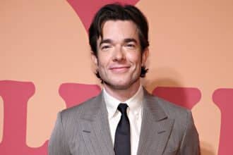 John Mulaney sul palco durante uno spettacolo di stand-up davanti al pubblico