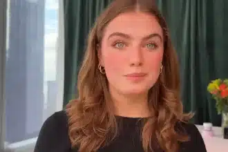 Ella Bright nella serie Off Campus, adattamento Prime Video dai romanzi di Elle Kennedy
