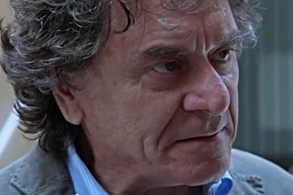 L'ispettore Grillo in una scena delle nuove puntate di Un posto al sole su Rai 3