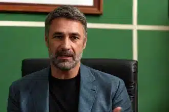 Raoul Bova nel cast della fiction Rai Tutto l'amore che resta tra scuola e inclusione
