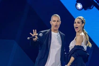 Telecomando davanti a uno schermo con la programmazione TV della prima serata del 23 luglio 2026