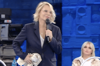 Maria De Filippi nello studio di Amici durante una puntata del talent show di Canale 5