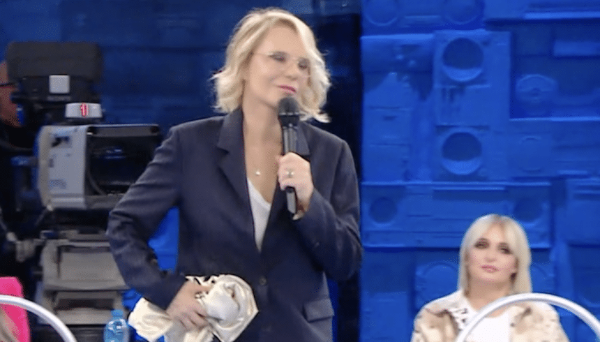Maria De Filippi nello studio di Amici durante una puntata del talent show di Canale 5