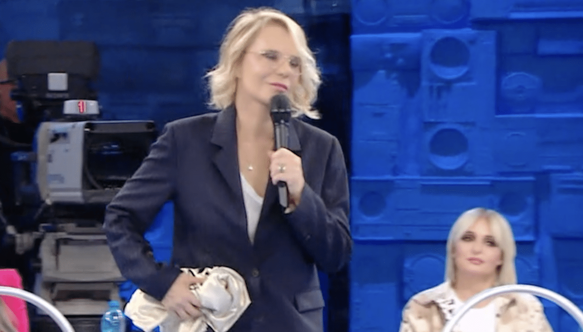 Maria de filippi vuole rivoluzionare amici 26, ma rischia la scuola