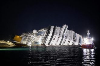 Costa Concordia durante le operazioni dopo il naufragio all’Isola del Giglio