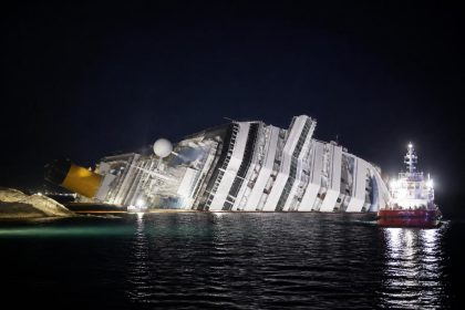 Costa Concordia durante le operazioni dopo il naufragio all’Isola del Giglio
