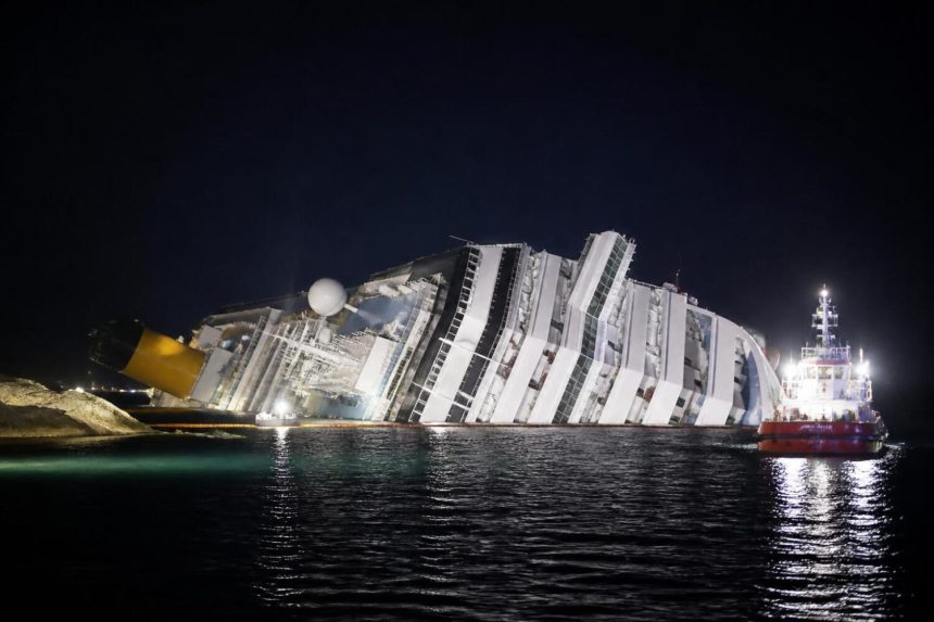 Costa Concordia durante le operazioni dopo il naufragio all’Isola del Giglio