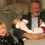 Sam neill, la moglie, i quattro figli e la famiglia rimasta con lui