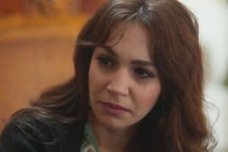 Nare nella serie turca Far Away durante una scena drammatica della puntata del 6 luglio