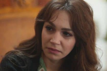 Nare nella serie turca Far Away durante una scena drammatica della puntata del 6 luglio