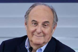 Gerry Scotti e Samira Lui nello studio televisivo de La Ruota della Fortuna su Canale 5