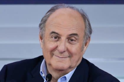 Gerry Scotti e Samira Lui nello studio televisivo de La Ruota della Fortuna su Canale 5