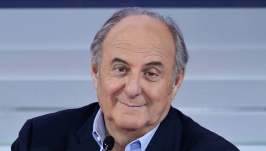Gerry Scotti e Samira Lui nello studio televisivo de La Ruota della Fortuna su Canale 5