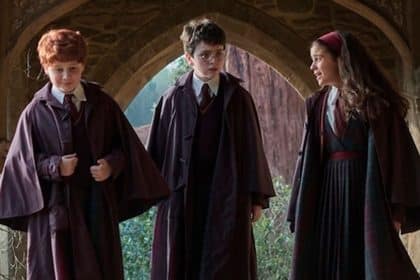 Dominic McLaughlin nei panni di Harry Potter durante le riprese della serie HBO