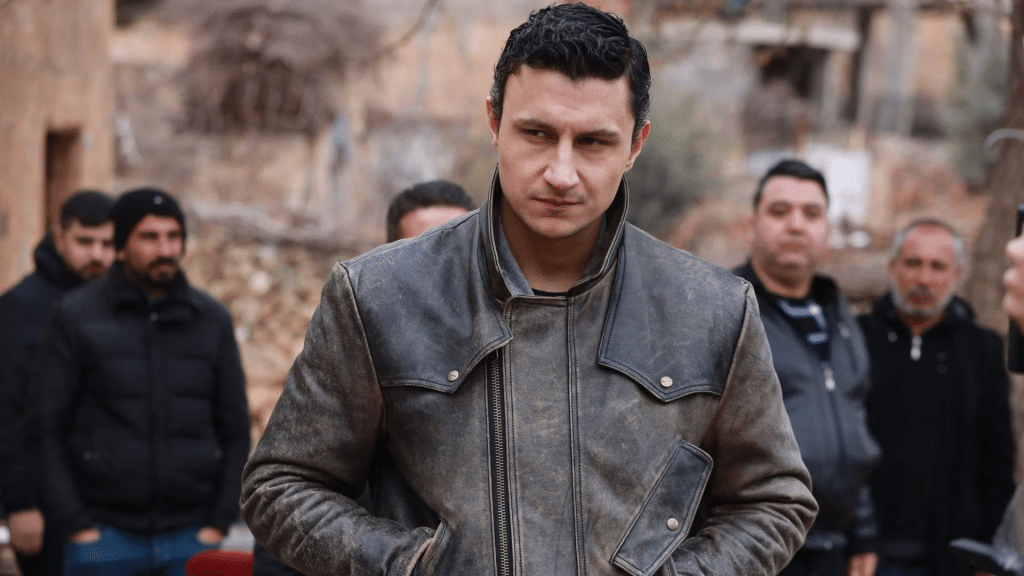 Ho impostato il gancio principale sul triangolo Mine-Cihan-Alya e sulla rivelazione del secondo matrimonio, aggiungendo anche l’ultimo dettaglio confermato da Mediaset: Cihan cerca un modo per mandare via Ugur. Orario e trama sono confermati dalle anticipazioni ufficiali pubblicate il 22 luglio 2026. (Mediaset Infinity)