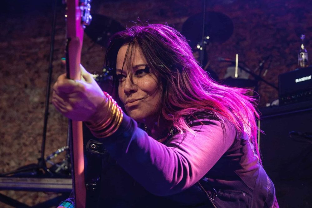 Jennifer Finch è morta, le L7 perdono la loro bassista storica Jennifer Finch è morta, le L7 perdono la loro bassista storica