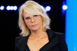 Maria De Filippi nello studio di Amici, talent show di Canale 5 dedicato a canto e danza