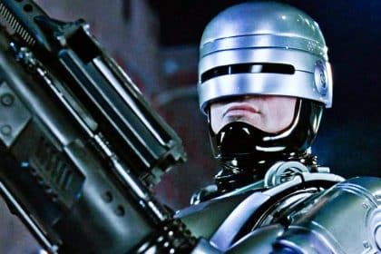 RoboCop con l'armatura metallica nella Detroit futuristica della saga cinematografica
