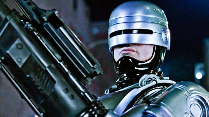 RoboCop con l'armatura metallica nella Detroit futuristica della saga cinematografica