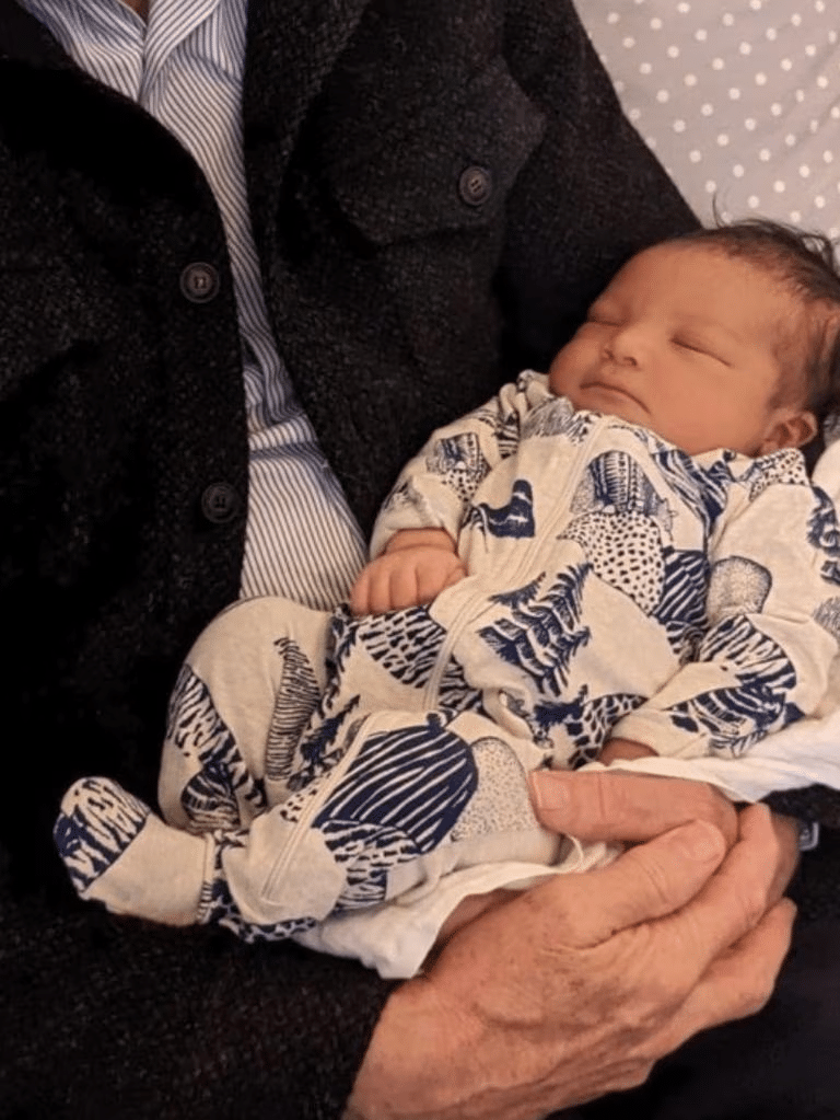 Sam Neill ritrovò suo figlio dopo 25 anni: la storia di Andrew