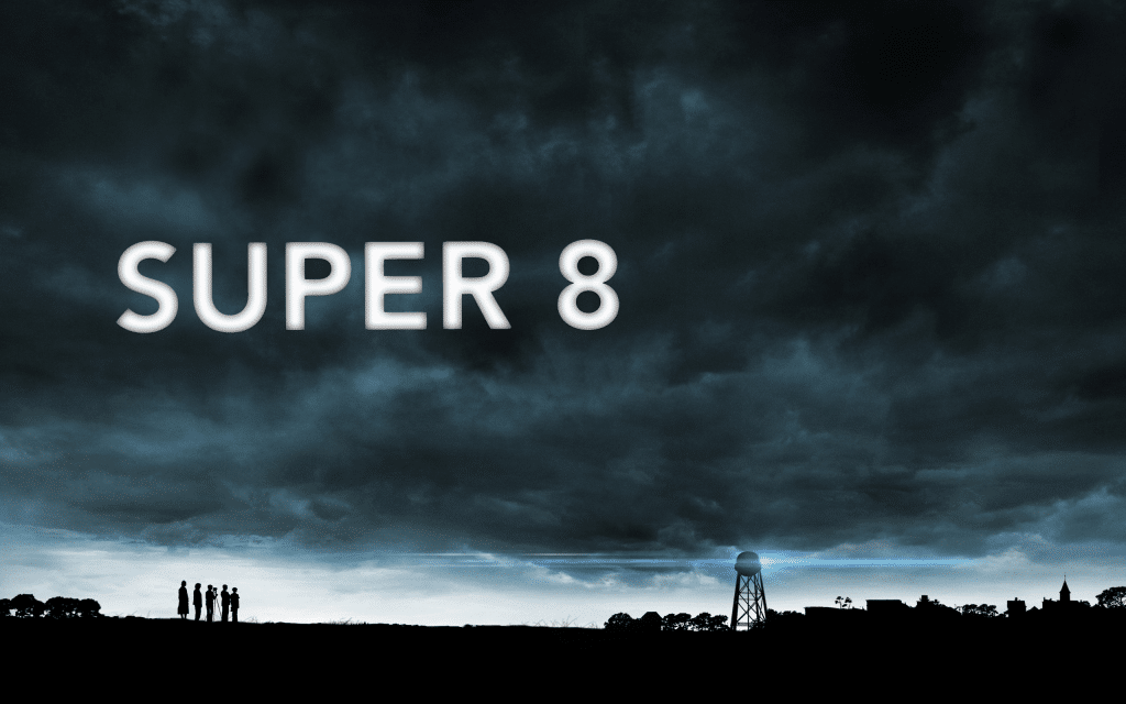 Super 8, finale spiegato: perché Joe lascia andare il ciondolo Super 8, finale spiegato: perché Joe lascia andare il ciondolo