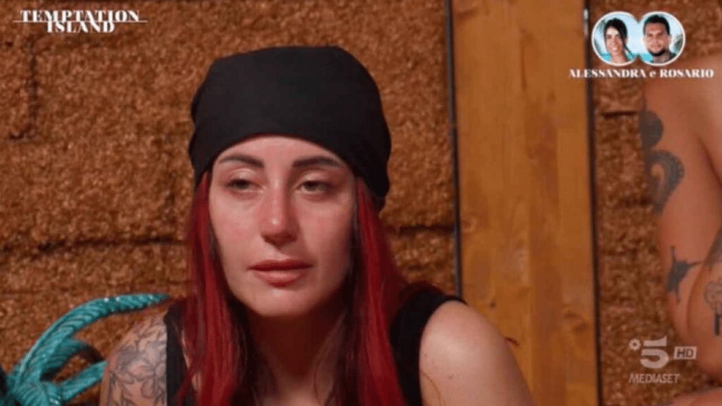 Temptation Island, chi è la misteriosa ragazza dai capelli rossi? Perché nessuno si ricordava di Iris
