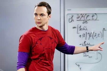 Jim Parsons nei panni di Sheldon Cooper nella sitcom The Big Bang Theory