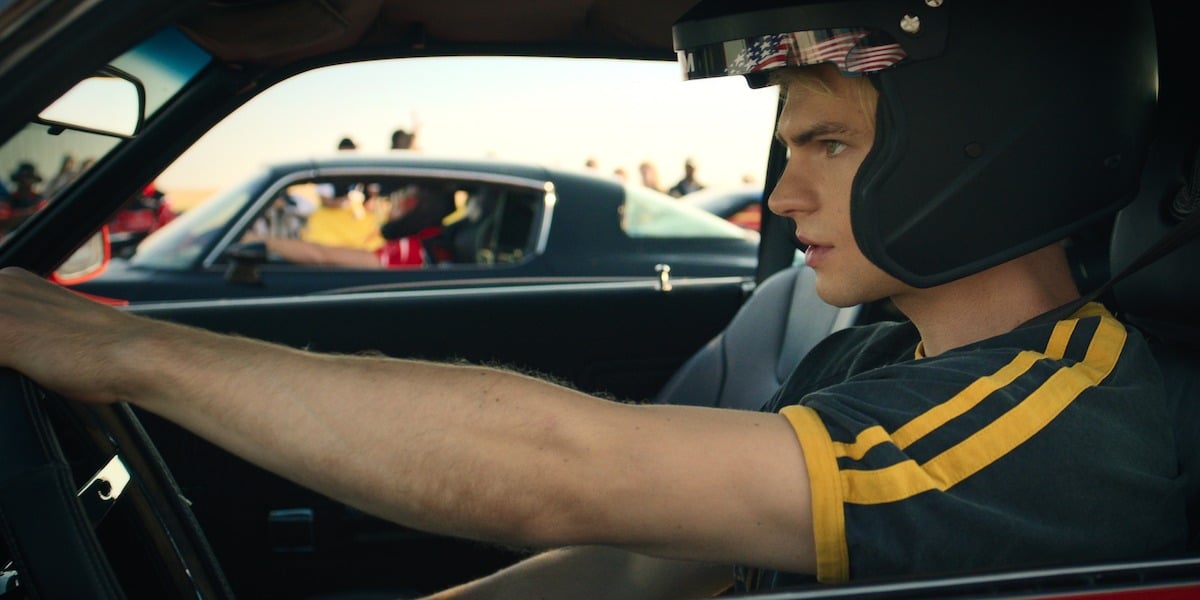 Uno splendido errore 3: uscita, episodi e cosa cambia Cole Walter al volante di un'auto da corsa nella terza stagione della serie Netflix