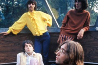 John Lennon, Paul McCartney, George Harrison e Ringo Starr insieme durante il periodo dei Beatles
