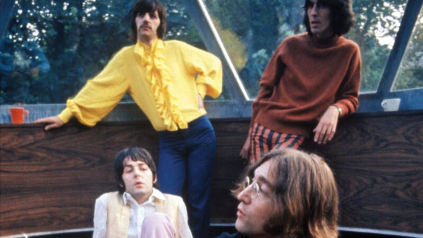 John Lennon, Paul McCartney, George Harrison e Ringo Starr insieme durante il periodo dei Beatles