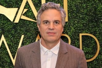 Mark Ruffalo durante un evento pubblico, al centro dello scontro con Paramount sulla fusione Warner Bros.