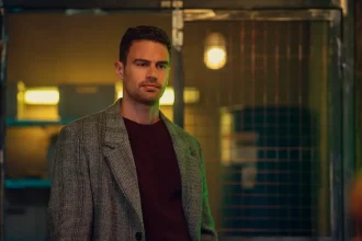 Theo James e Kaya Scodelario nella seconda stagione di The Gentlemen su Netflix