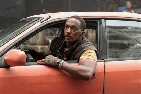 Twisted Metal, cosa c’è nel pacco di John Doe e perché Raven lo manda a New Chicago?