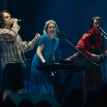 Song sung blue: storia vera di mike e claire, cosa cambia nel film