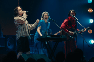 Song sung blue: mike e claire cantarono con eddie vedder? La vera scena con i pearl jam