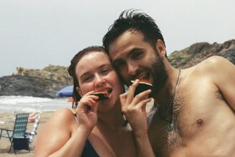 Coco e Marín con il gruppo di amici nella serie Netflix Tutta la verità delle mie bugie