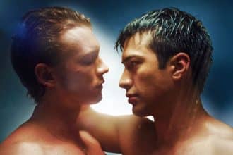Hudson Williams e Connor Storrie nei ruoli di Shane e Ilya nella serie Heated Rivalry