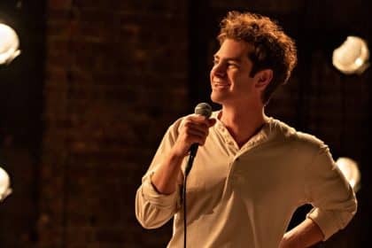 Andrew Garfield interpreta Jonathan Larson sul palco in Tick, Tick... Boom!