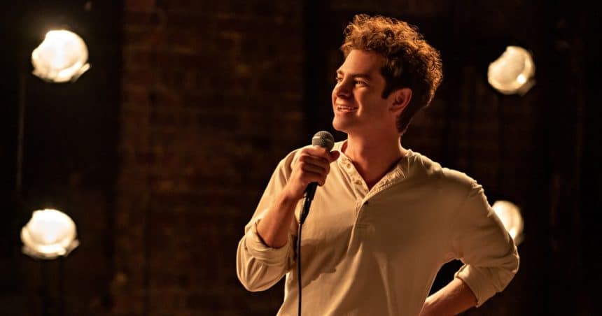 Andrew Garfield interpreta Jonathan Larson sul palco in Tick, Tick... Boom!