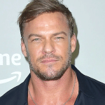 Alan ritchson, ritratto di un attore oltre reacher