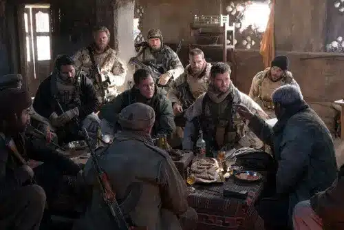 12 soldiers finale spiegato: mitch nelson e gli altri 11 sopravvivono? La squadra di 12 soldiers durante la missione in afghanistan