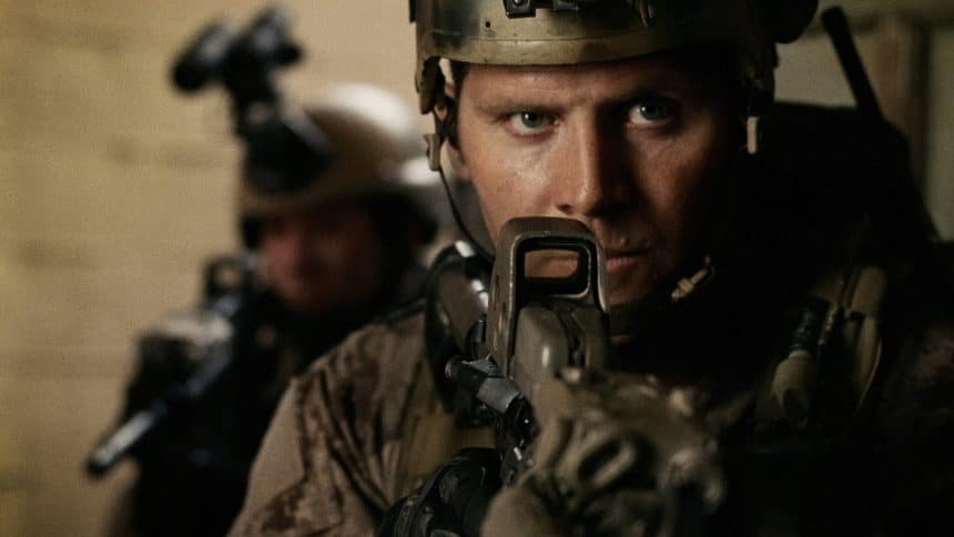 Navy seal in act of valor durante una missione