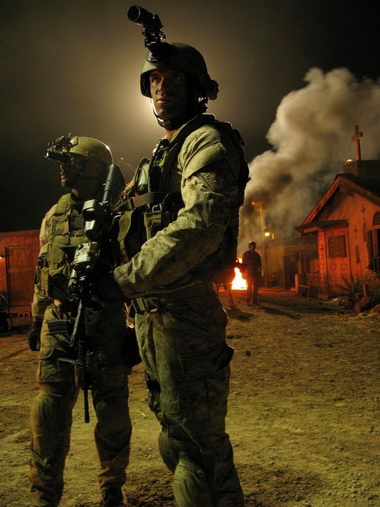 Navy seal in azione notturna in act of valor