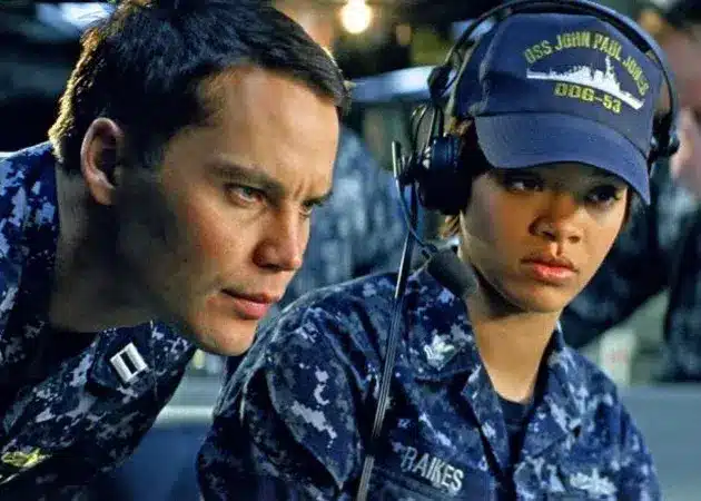 Battleship finale spiegato: gli alieni muoiono? Hopper si salva? Rihanna e taylor kitsch in battleship