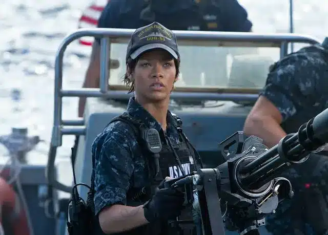 Battleship finale spiegato: gli alieni muoiono? Hopper si salva? Rihanna nel ruolo di raikes in battleship