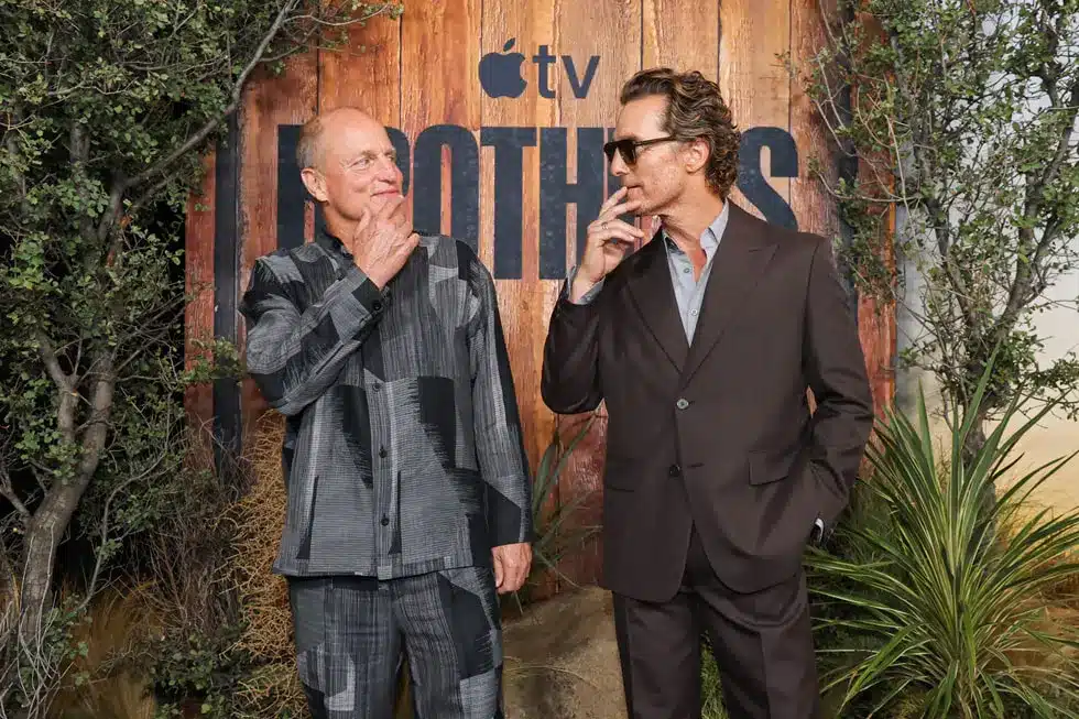 Matthew mcconaughey e woody harrelson alla premiere apple tv di brothers
